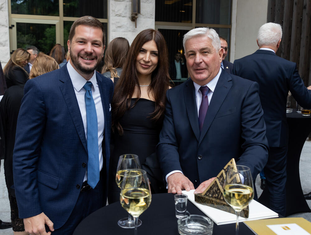 <p>Asocijacija menadžera Crne Gore (AMM) dodijelila je godišnje nagrade najuspješnijim menadžerima i preduzetnicima za 2022. godinu.</p>  <p> </p>