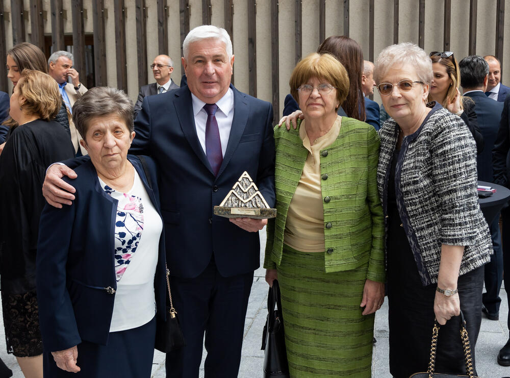 <p>Asocijacija menadžera Crne Gore (AMM) dodijelila je godišnje nagrade najuspješnijim menadžerima i preduzetnicima za 2022. godinu.</p>  <p> </p>