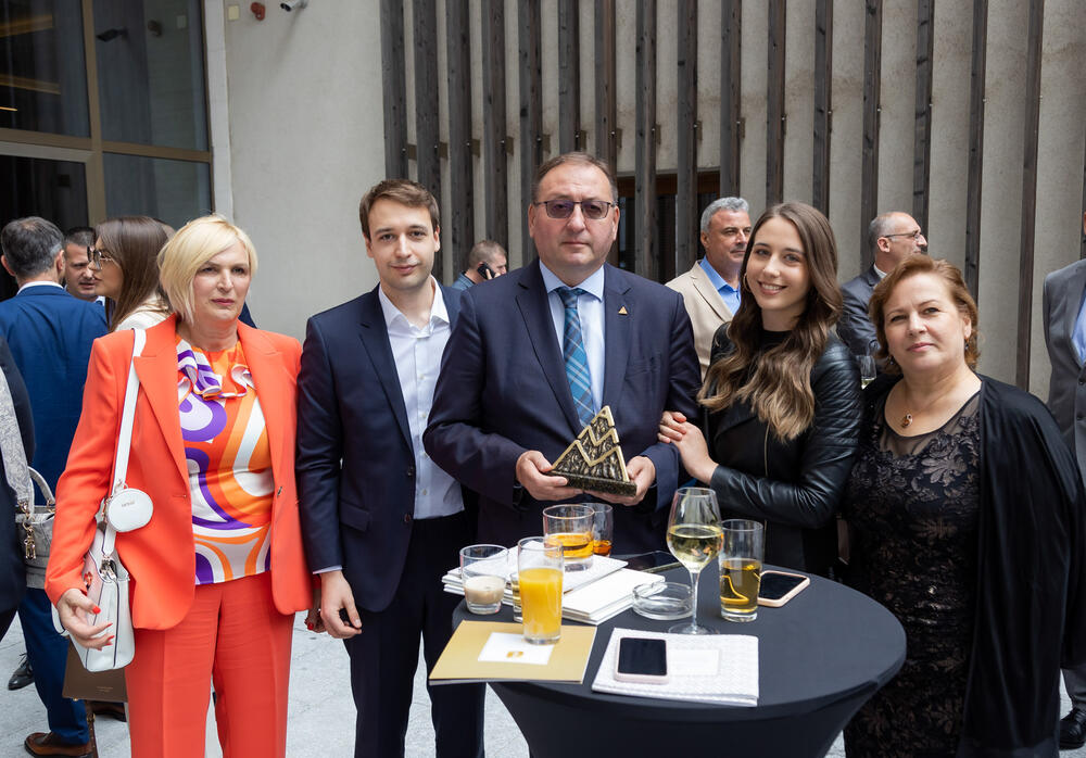 <p>Asocijacija menadžera Crne Gore (AMM) dodijelila je godišnje nagrade najuspješnijim menadžerima i preduzetnicima za 2022. godinu.</p>  <p> </p>