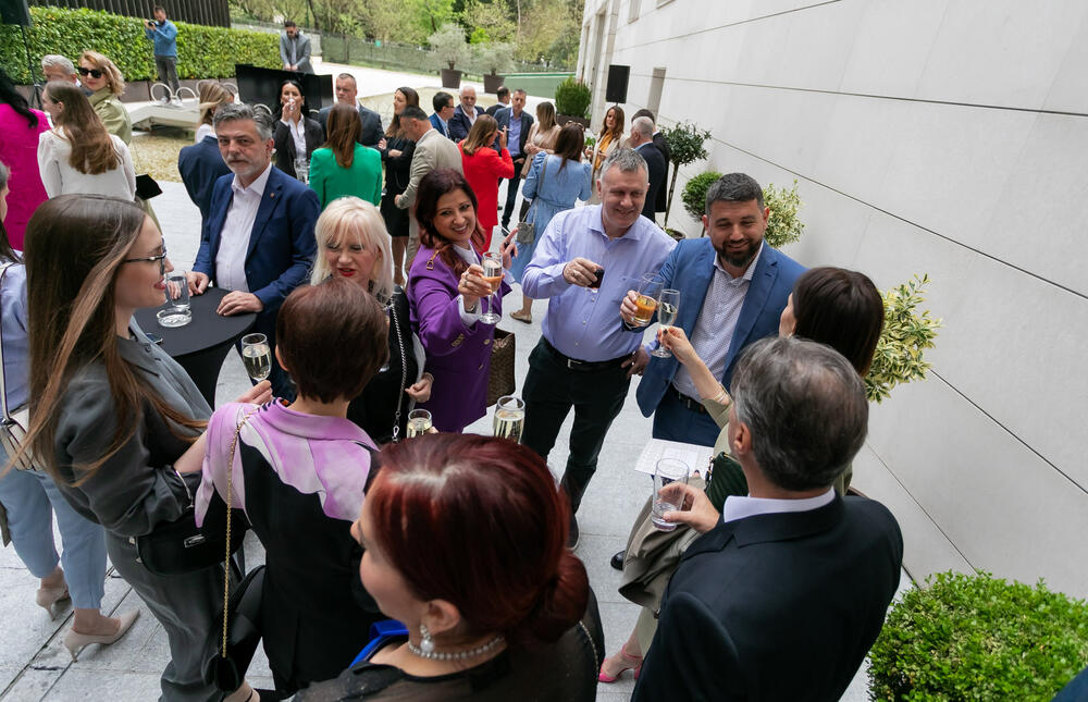 <p>Asocijacija menadžera Crne Gore (AMM) dodijelila je godišnje nagrade najuspješnijim menadžerima i preduzetnicima za 2022. godinu.</p>  <p> </p>