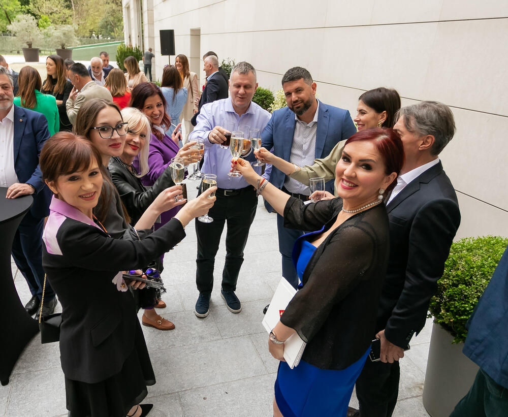 <p>Asocijacija menadžera Crne Gore (AMM) dodijelila je godišnje nagrade najuspješnijim menadžerima i preduzetnicima za 2022. godinu.</p>  <p> </p>