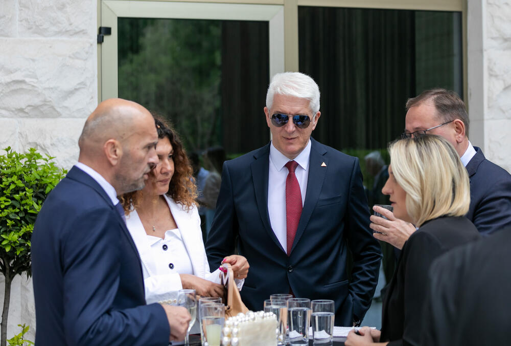 <p>Asocijacija menadžera Crne Gore (AMM) dodijelila je godišnje nagrade najuspješnijim menadžerima i preduzetnicima za 2022. godinu.</p>  <p> </p>