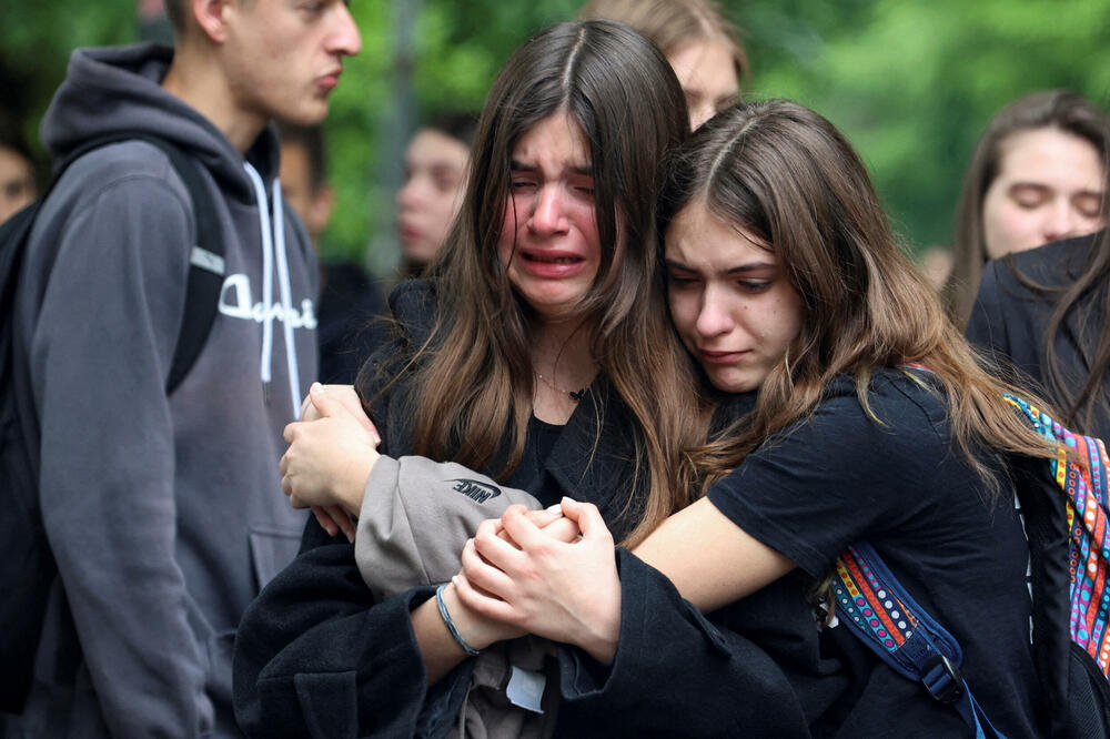 Učenici odaju poštu stradalima u osnovnoj školi u Beogradu, Foto: Rojters