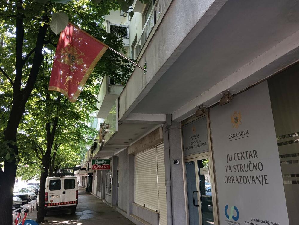 <p>Ekipa "Vijesti" je u centru Podgorice na više lokacija registrovala da neke državne institutucije nijesu ispoštovale odluku</p>