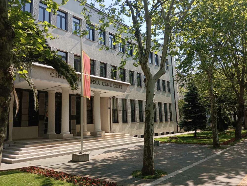 <p>Ekipa "Vijesti" je u centru Podgorice na više lokacija registrovala da neke državne institutucije nijesu ispoštovale odluku</p>