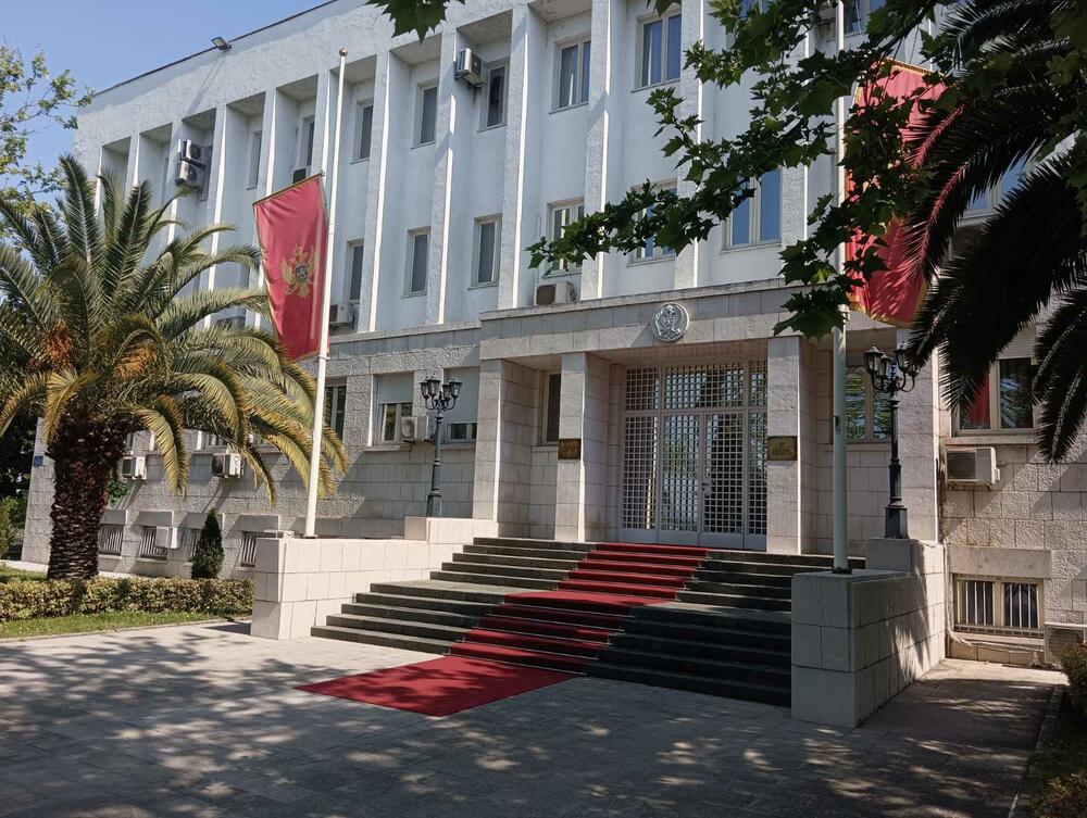 <p>Ekipa "Vijesti" je u centru Podgorice na više lokacija registrovala da neke državne institutucije nijesu ispoštovale odluku</p>