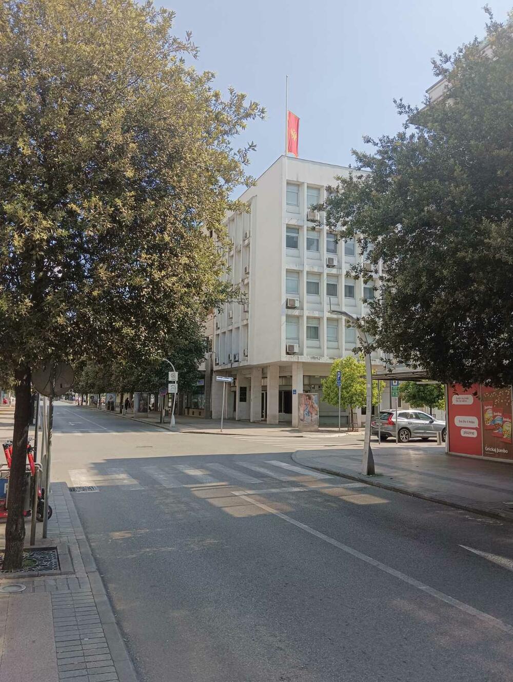 <p>Ekipa "Vijesti" je u centru Podgorice na više lokacija registrovala da neke državne institutucije nijesu ispoštovale odluku</p>