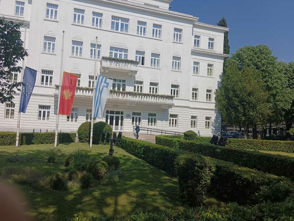 <p>Ekipa "Vijesti" je u centru Podgorice na više lokacija registrovala da neke državne institutucije nijesu ispoštovale odluku</p>