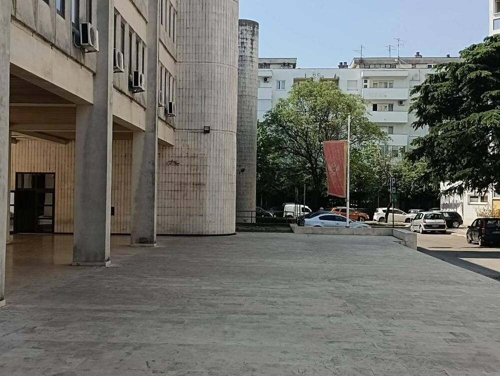 <p>Ekipa "Vijesti" je u centru Podgorice na više lokacija registrovala da neke državne institutucije nijesu ispoštovale odluku</p>