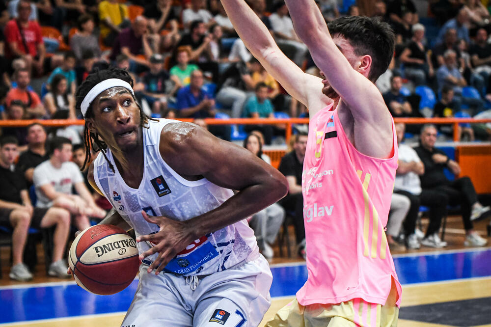 Pokrenuo ekipu na startu 2. poluvremena: Alfa Kaba, Foto: ABA liga/Dragana Stjepanović