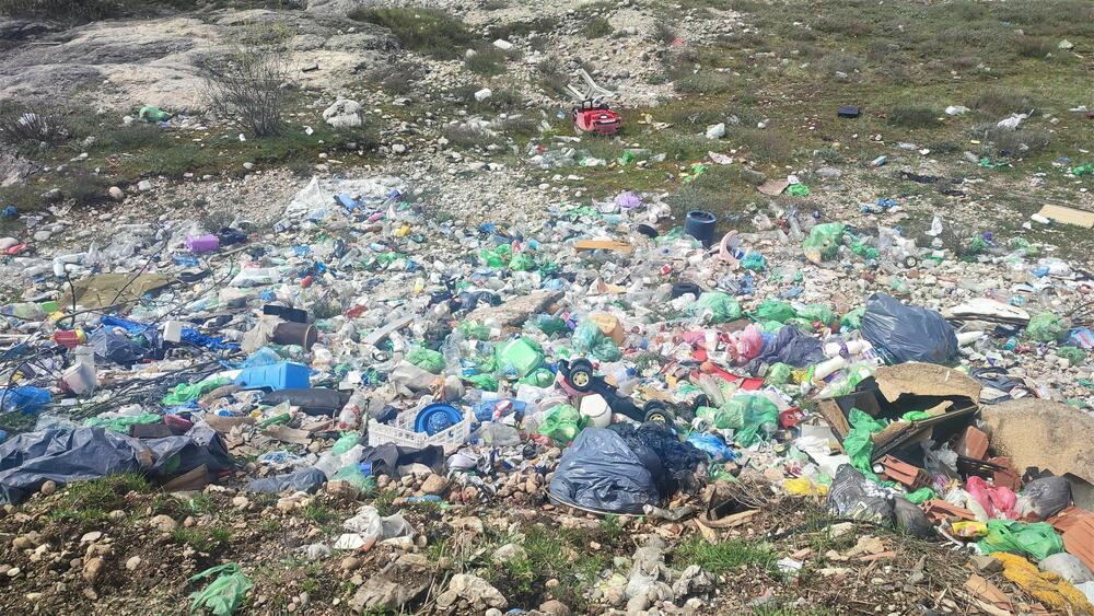 <p>Nikšićka rijeka decenijama čeka da se nesavjesni građani i institucije sjete da je u pitanju vodotok, a ne plutajuća deponija, Komunalna čeka saglasnost Agencije za zaštitu ličnih podataka</p>