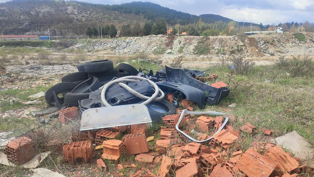 <p>Nikšićka rijeka decenijama čeka da se nesavjesni građani i institucije sjete da je u pitanju vodotok, a ne plutajuća deponija, Komunalna čeka saglasnost Agencije za zaštitu ličnih podataka</p>