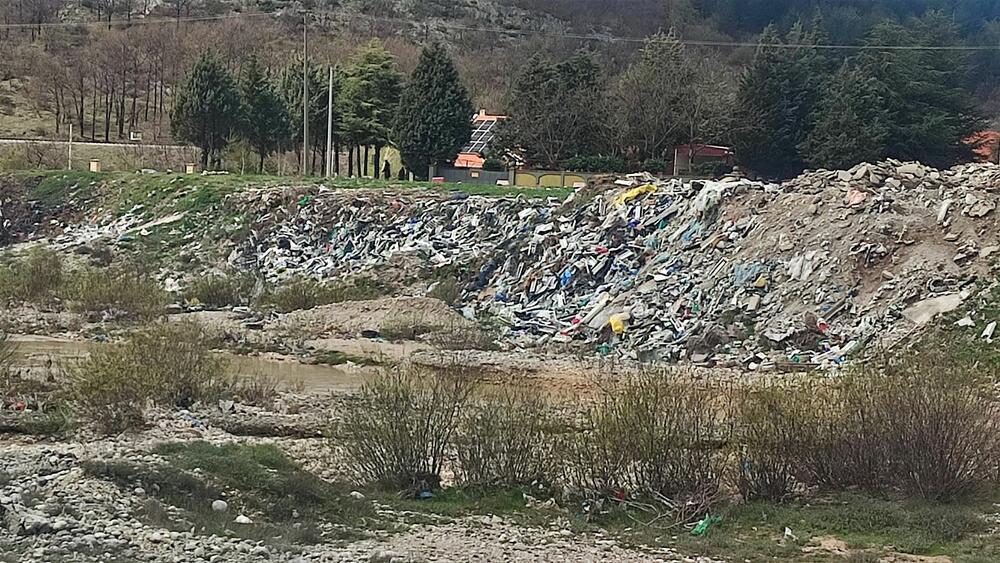 <p>Nikšićka rijeka decenijama čeka da se nesavjesni građani i institucije sjete da je u pitanju vodotok, a ne plutajuća deponija, Komunalna čeka saglasnost Agencije za zaštitu ličnih podataka</p>