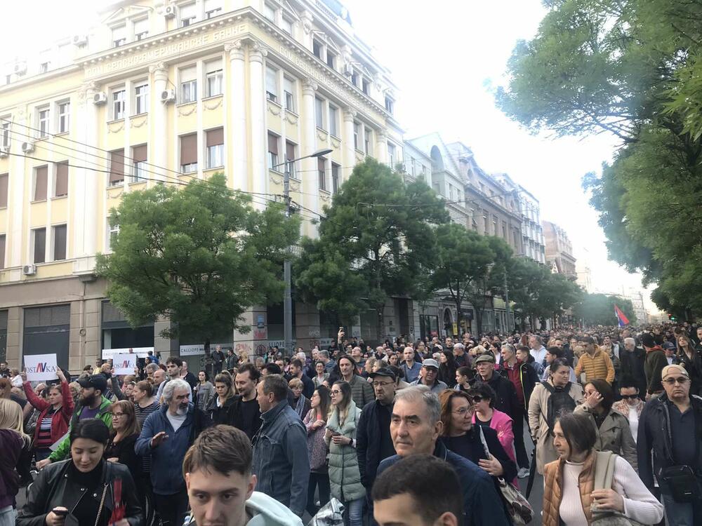 <p>Proteste širom Srbije organizuju Demokratska stranka, Narodna stranka, Zeleno levi front – Ne davimo Beograd, stranka Zajedno, Stranka slobode i pravde, Pokret slobodnih građana, Sindikat Sloga i Pokret za preokret.</p>