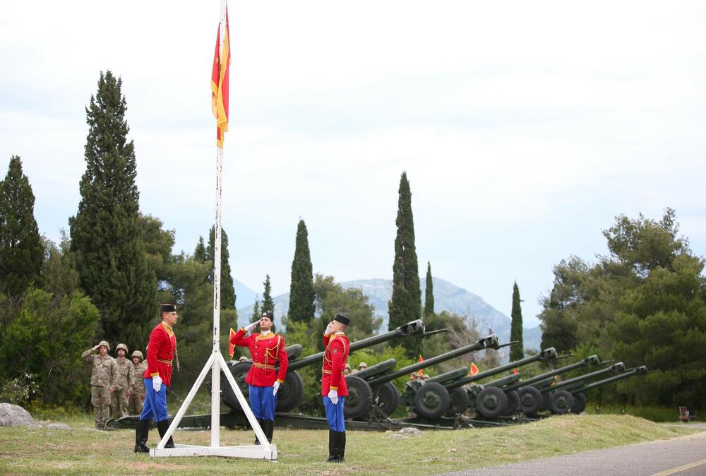 <p>Počasnu artiljerijsku paljbu sa deset plotuna iz šest artiljerijskih oruđa izvršila je Vojska Crne Gore, po naredbi predsjednika države Mila Đukanovića</p>
