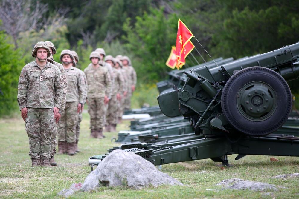 <p>Počasnu artiljerijsku paljbu sa deset plotuna iz šest artiljerijskih oruđa izvršila je Vojska Crne Gore, po naredbi predsjednika države Mila Đukanovića</p>