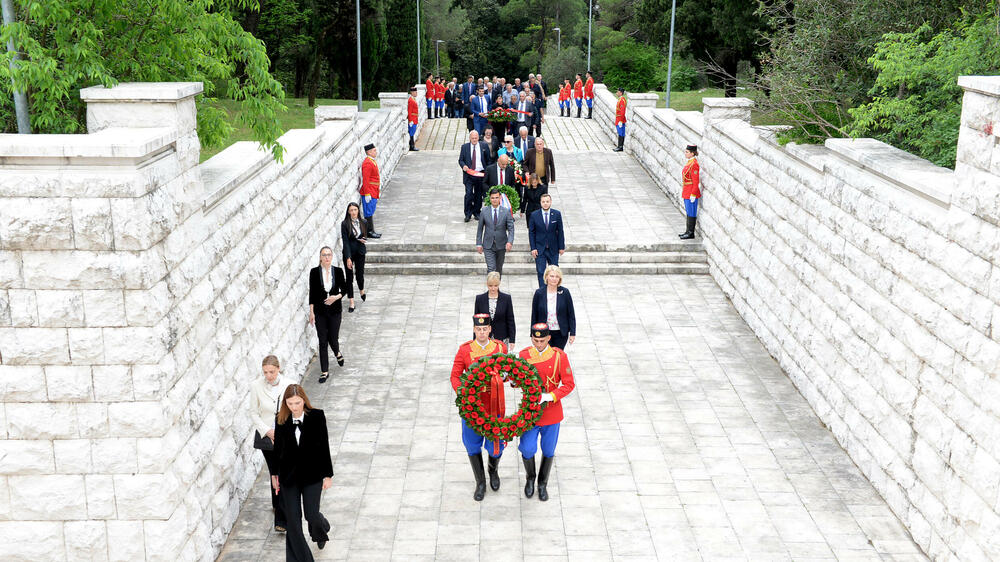 Sa polaganja vijenca