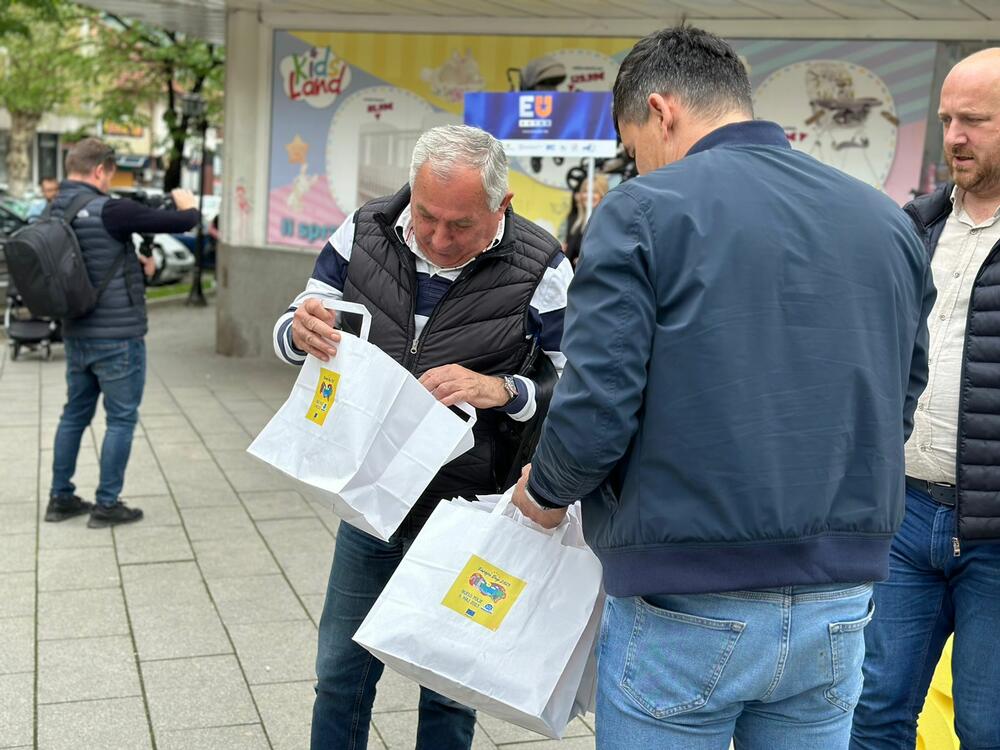 <p>Podsjetićemo da je EU našoj državi više puta pomogla i na taj način pokazala solidarnost što je jedna od temeljnih vrijednosti EU", kazao je predsjednik NVO MMNE, Željko Đukić.</p>