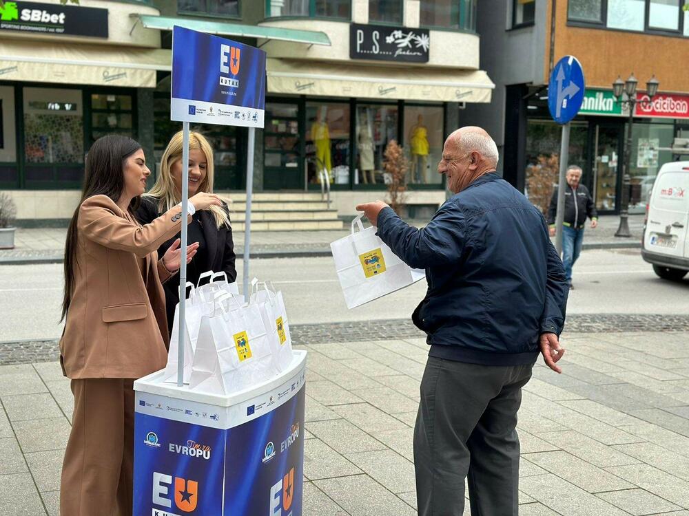 <p>Podsjetićemo da je EU našoj državi više puta pomogla i na taj način pokazala solidarnost što je jedna od temeljnih vrijednosti EU", kazao je predsjednik NVO MMNE, Željko Đukić.</p>