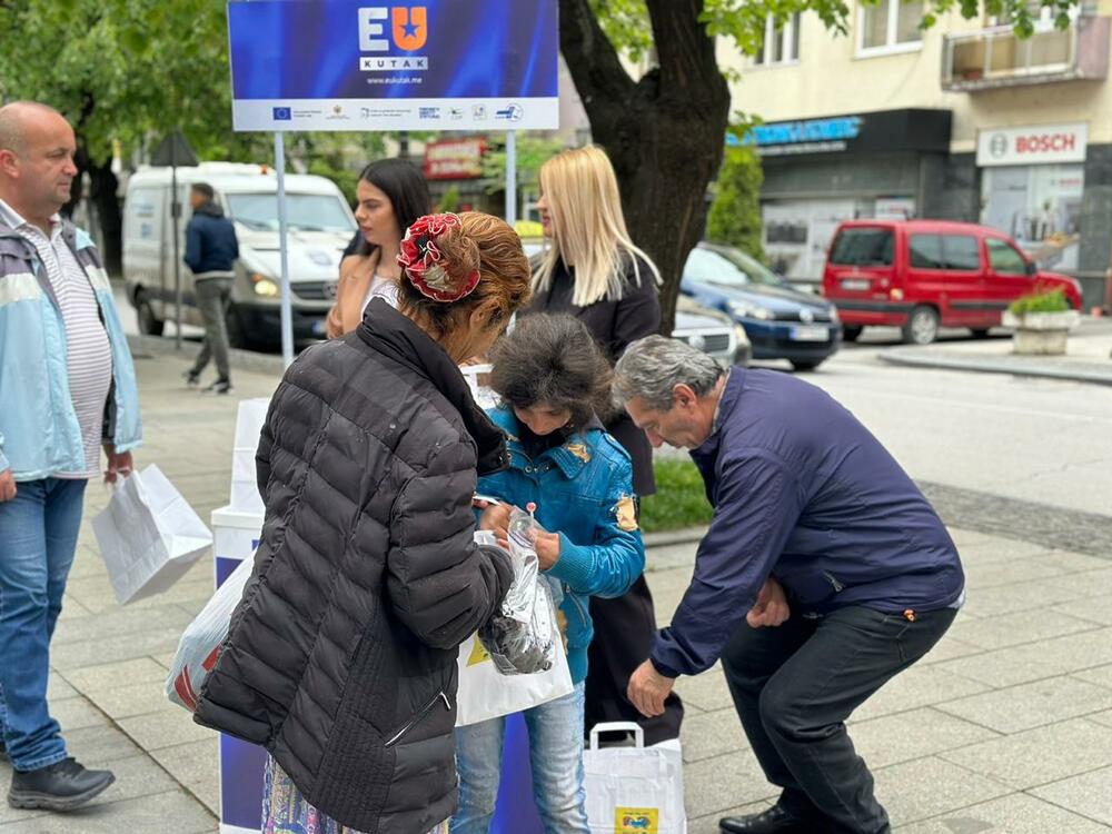 <p>Podsjetićemo da je EU našoj državi više puta pomogla i na taj način pokazala solidarnost što je jedna od temeljnih vrijednosti EU", kazao je predsjednik NVO MMNE, Željko Đukić.</p>