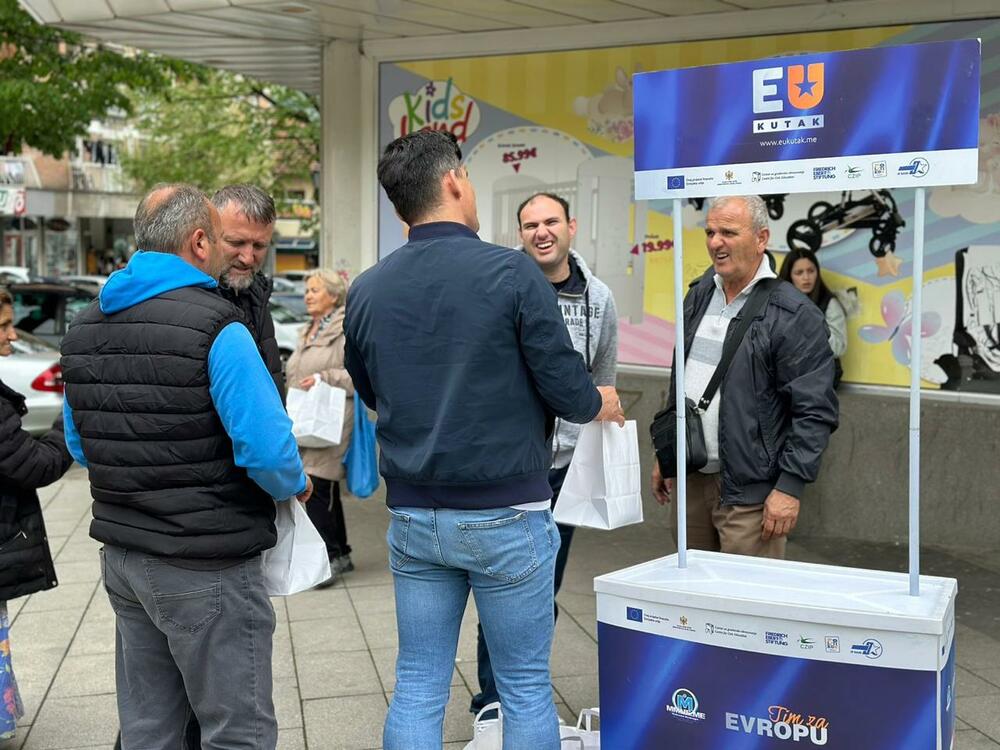<p>Podsjetićemo da je EU našoj državi više puta pomogla i na taj način pokazala solidarnost što je jedna od temeljnih vrijednosti EU", kazao je predsjednik NVO MMNE, Željko Đukić.</p>