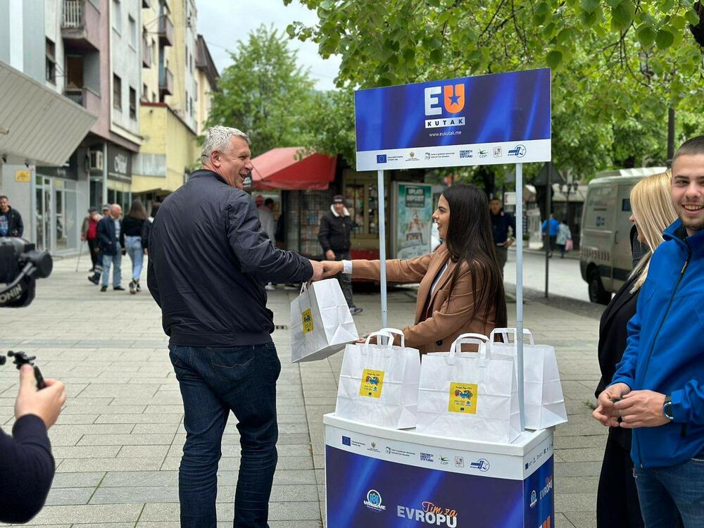 <p>Podsjetićemo da je EU našoj državi više puta pomogla i na taj način pokazala solidarnost što je jedna od temeljnih vrijednosti EU", kazao je predsjednik NVO MMNE, Željko Đukić.</p>