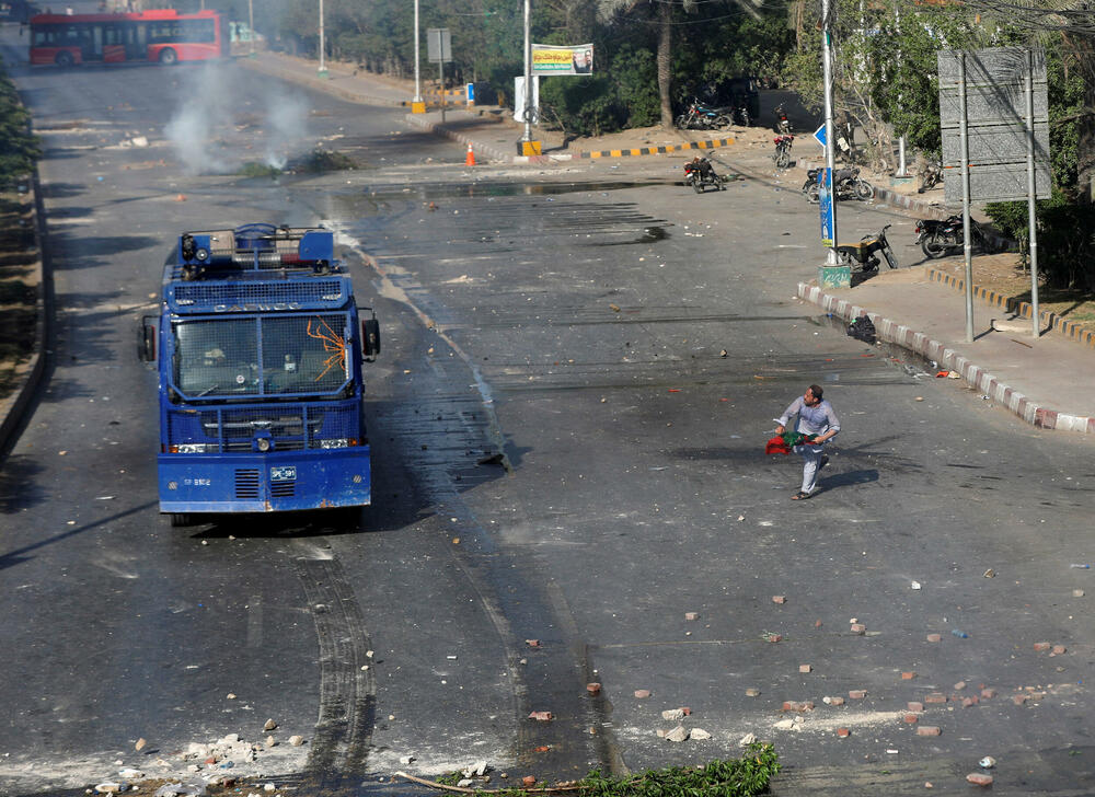 <p>Zvaničnik Kanove partije Pakistan Tehrek e Insaf je osudio hapšenje 71-ogodišnjeg Kana, bivše kriket zvijezde, nazivajući ga "otmicom"</p>