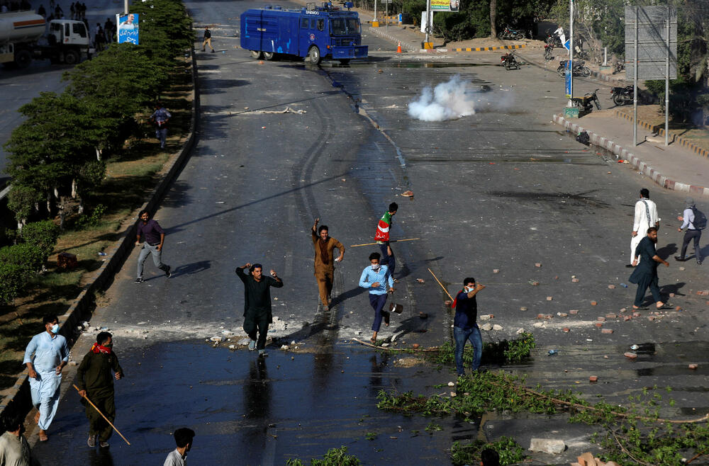 <p>Zvaničnik Kanove partije Pakistan Tehrek e Insaf je osudio hapšenje 71-ogodišnjeg Kana, bivše kriket zvijezde, nazivajući ga "otmicom"</p>
