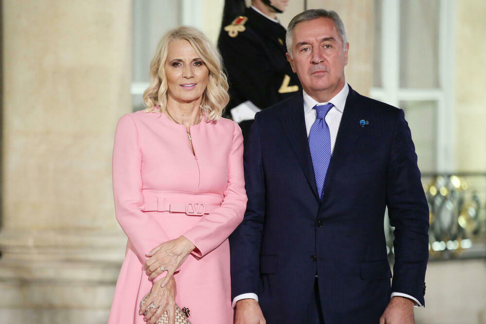 Predsjednik Milo Đukanović sa suprugom Lidijom, koja nosi haljinu Valentino, čija je cijena po podacima sa sajta u vrijeme posjete Parizu bila 3.500 eura. Pariz, 11. novembar 2021., Foto: Služba za informisanje Predsjednika Crne Gore