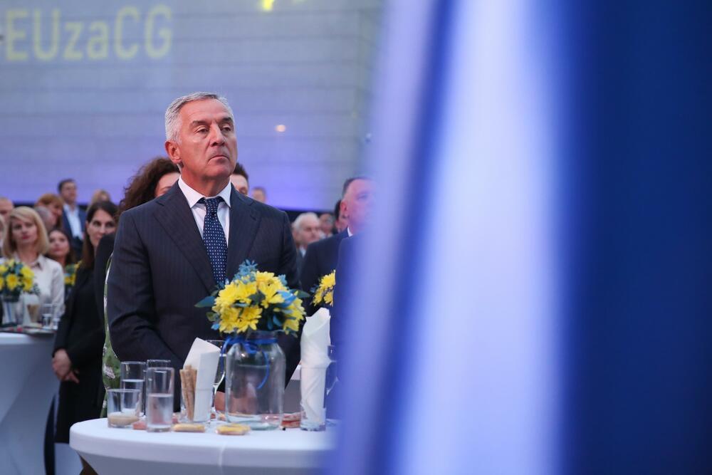 <p>"Čast mi je što služim u Crnoj Gori, koja je u potpunosti stala uz Evropsku uniju protiv ruskog agresorskog rata, i otvorila svoja vrata za hiljada ukrajinskih izbjeglica. Crna Gora je postupila ispravno i pravedno", naglasila je Popa</p>