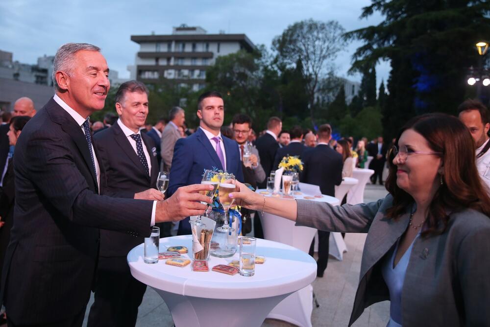 <p>"Čast mi je što služim u Crnoj Gori, koja je u potpunosti stala uz Evropsku uniju protiv ruskog agresorskog rata, i otvorila svoja vrata za hiljada ukrajinskih izbjeglica. Crna Gora je postupila ispravno i pravedno", naglasila je Popa</p>