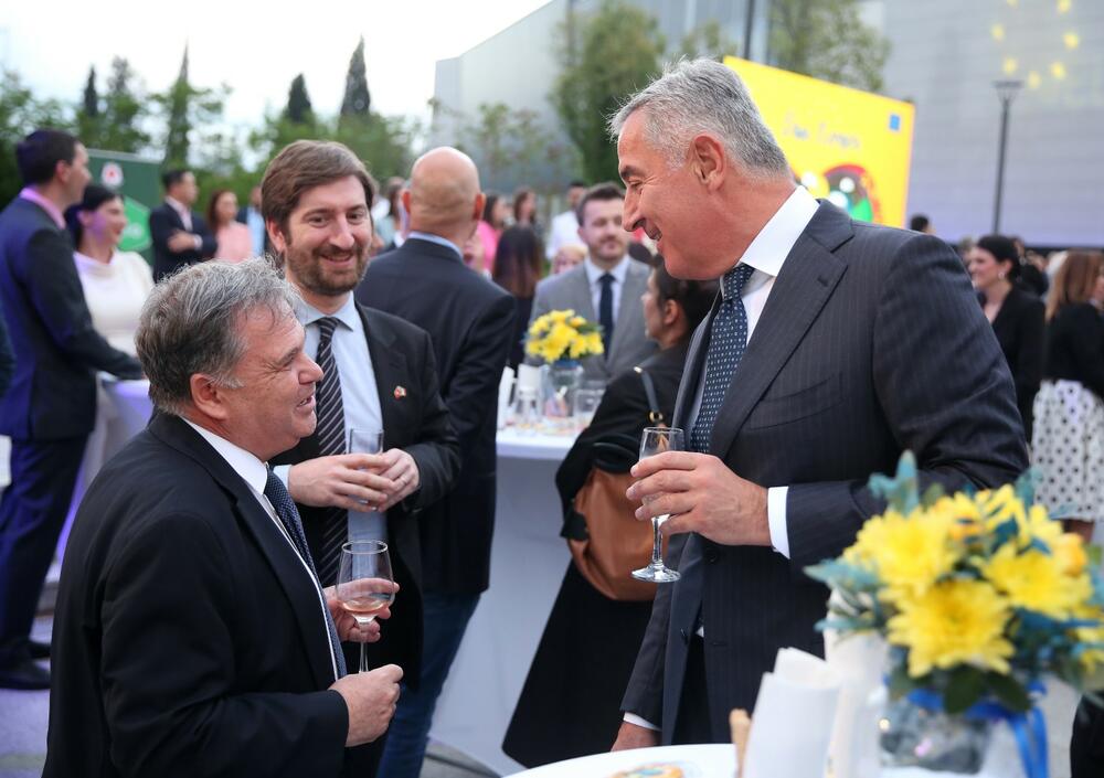 <p>"Čast mi je što služim u Crnoj Gori, koja je u potpunosti stala uz Evropsku uniju protiv ruskog agresorskog rata, i otvorila svoja vrata za hiljada ukrajinskih izbjeglica. Crna Gora je postupila ispravno i pravedno", naglasila je Popa</p>