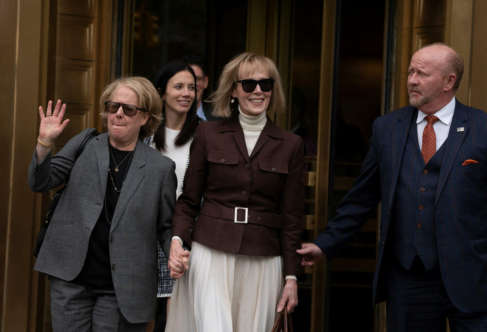 <p>Bivši predsjednik će uložiti žalbu na presudu, saopštio je njegov portparol Stiven Čeung. Tramp neće morati da plati odštetu dok se razmatra njegova žalba. U objavi na svojoj društvenom mreži "Istina", Tramp je rekao da je presuda "sramotna" i da "aposlutno nema ideju ko je ta žena"</p>