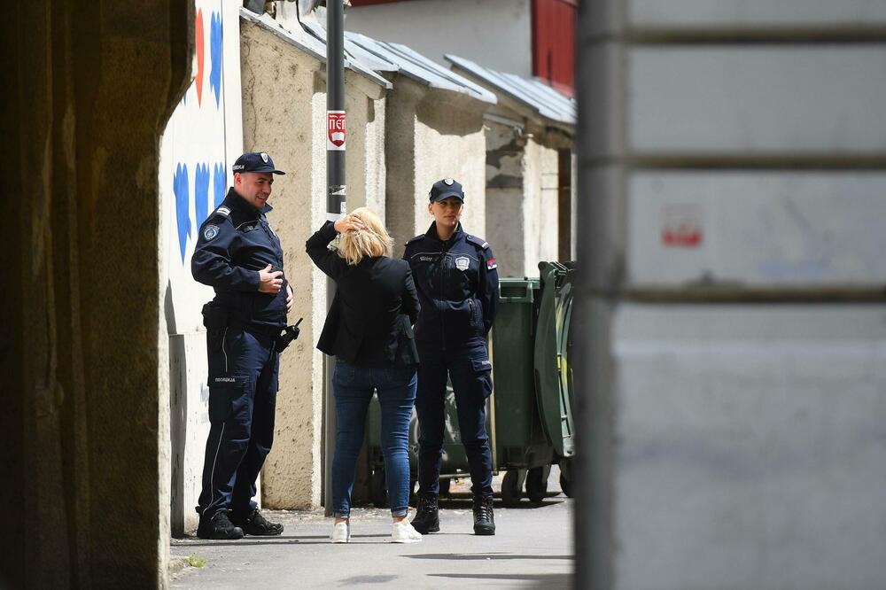 Policajci stoje ispred škole u Novom Sadu, Foto: Betaphoto