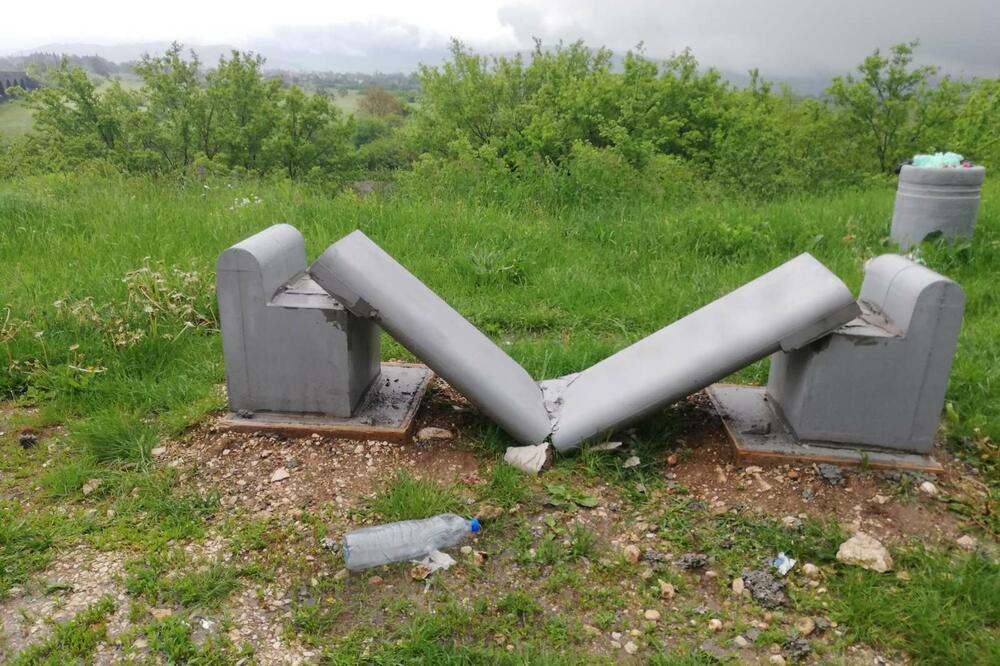 Polomljena betonska klupa kod Carevog mosta, Foto: Privatna arhiva