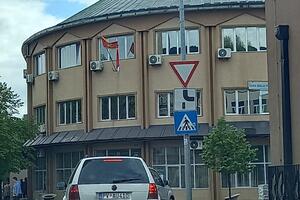 Na zgradi opštine Pljevlja trobojka bez obilježja, Vraneš: Tu će...