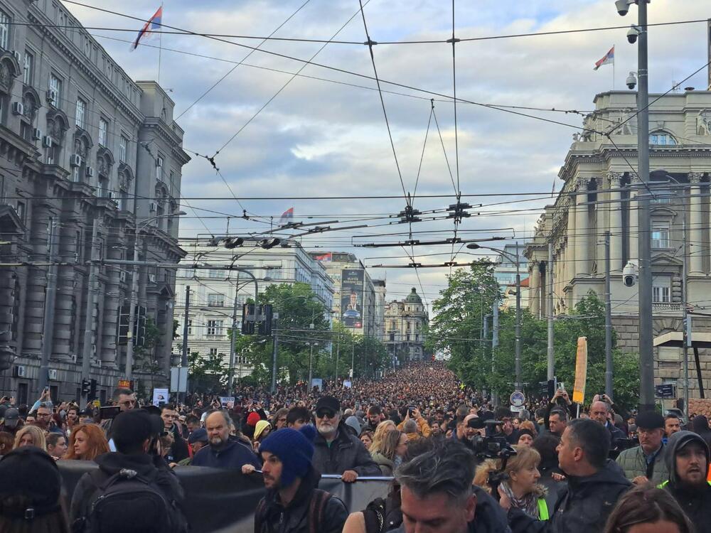 <p>Prvi protest "Srbija protiv nasilja", održan je 8. maja, a okupio je, prema tvrdnjama organizatora, 50.000 ljudi</p>  <div contenteditable="false" tabindex="-1"> </div>