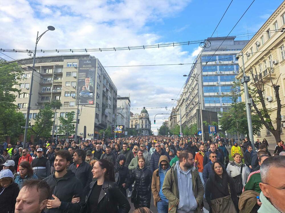 <p>Prvi protest "Srbija protiv nasilja", održan je 8. maja, a okupio je, prema tvrdnjama organizatora, 50.000 ljudi</p>  <div contenteditable="false" tabindex="-1"> </div>