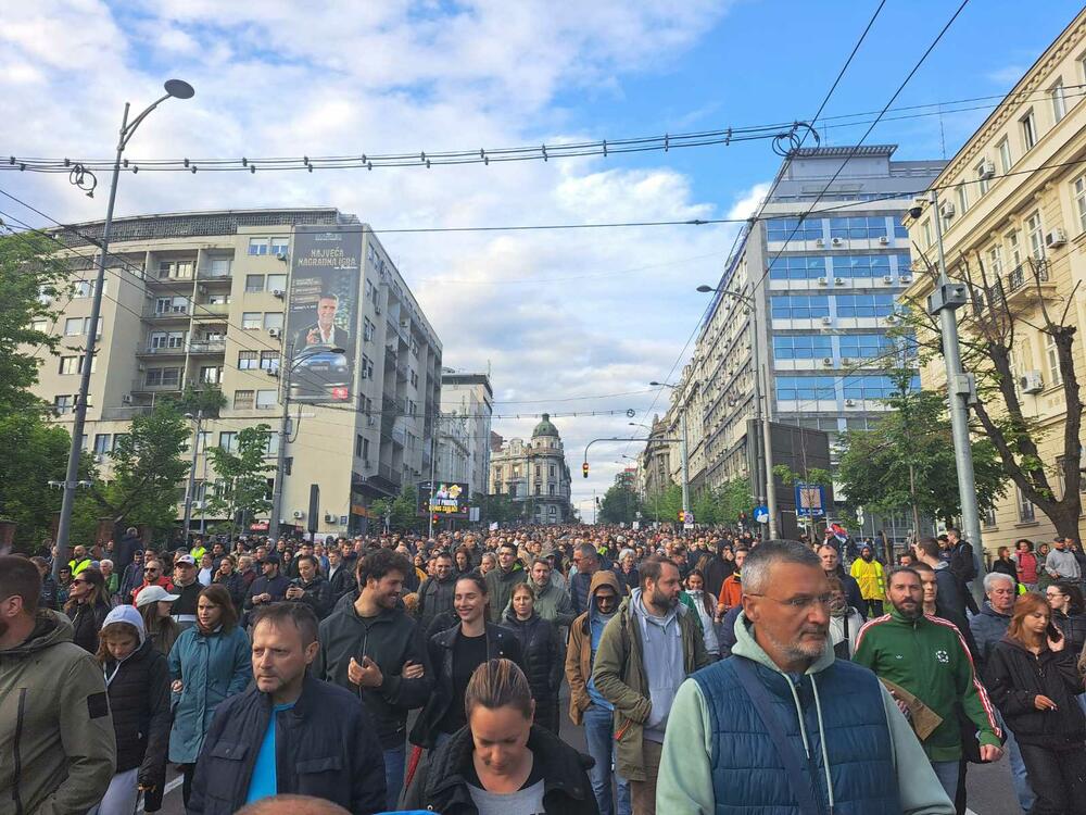 <p>Prvi protest "Srbija protiv nasilja", održan je 8. maja, a okupio je, prema tvrdnjama organizatora, 50.000 ljudi</p>  <div contenteditable="false" tabindex="-1"> </div>