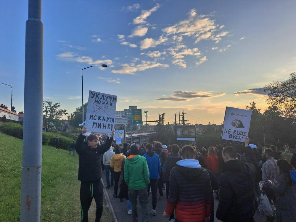 <p>Prvi protest "Srbija protiv nasilja", održan je 8. maja, a okupio je, prema tvrdnjama organizatora, 50.000 ljudi</p>  <div contenteditable="false" tabindex="-1"> </div>