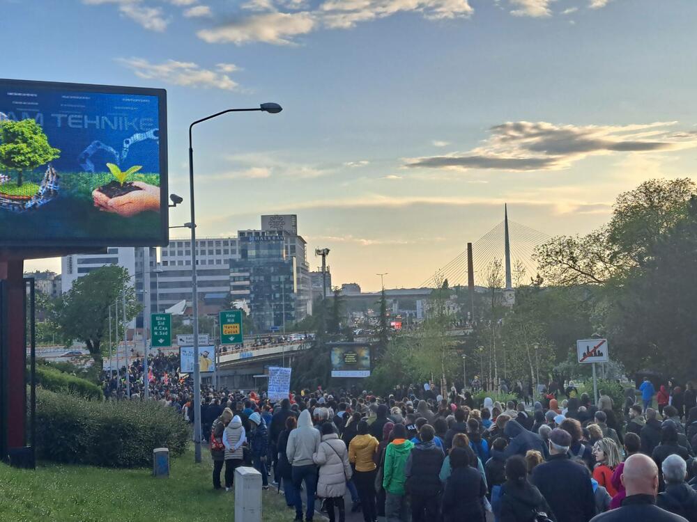 <p>Prvi protest "Srbija protiv nasilja", održan je 8. maja, a okupio je, prema tvrdnjama organizatora, 50.000 ljudi</p>  <div contenteditable="false" tabindex="-1"> </div>