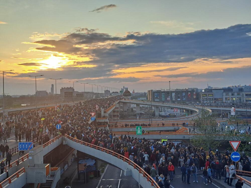 <p>Prvi protest "Srbija protiv nasilja", održan je 8. maja, a okupio je, prema tvrdnjama organizatora, 50.000 ljudi</p>  <div contenteditable="false" tabindex="-1"> </div>