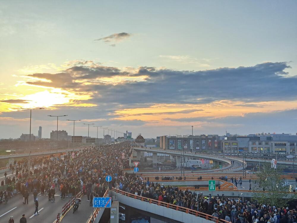 <p>Prvi protest "Srbija protiv nasilja", održan je 8. maja, a okupio je, prema tvrdnjama organizatora, 50.000 ljudi</p>  <div contenteditable="false" tabindex="-1"> </div>