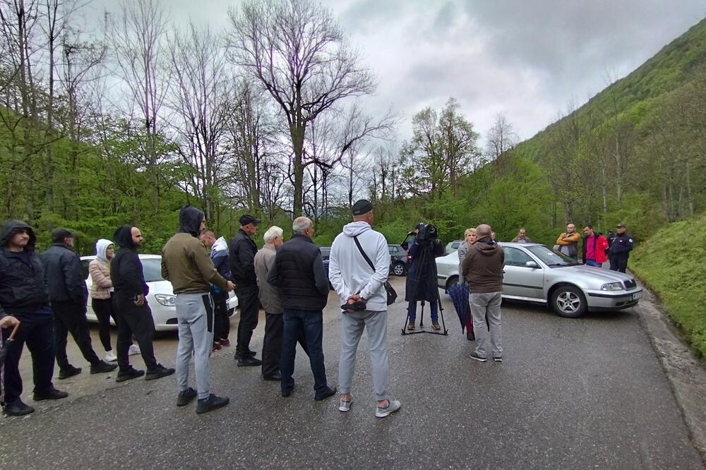 Grupa građana blokirala put ka Biogradskom jezeru, Foto: Dragana Šćepanović