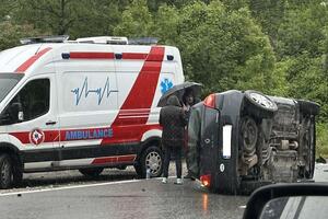 Udes na putu Podgorica – Cetinje, prevrnula se dva automobila