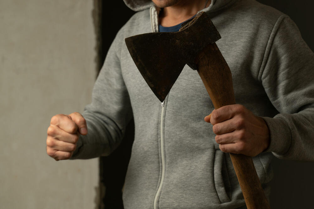 Bjelopoljac sugrađaninu prepriječio put, pa sjekirom polomio...