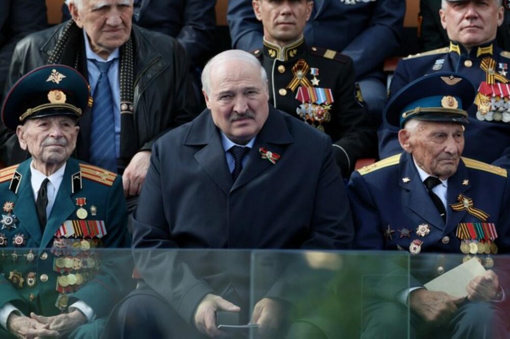 Aleksandar Lukašenko djeluje umorno tokom prošlonedjeljne parade za Dan pobjede u Moskvi, a desna ruka mu je u zavoju, Foto: Reuters
