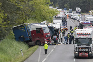Slovačka: U sudaru autobusa i kamiona stradala jedna, povrijeđeno...