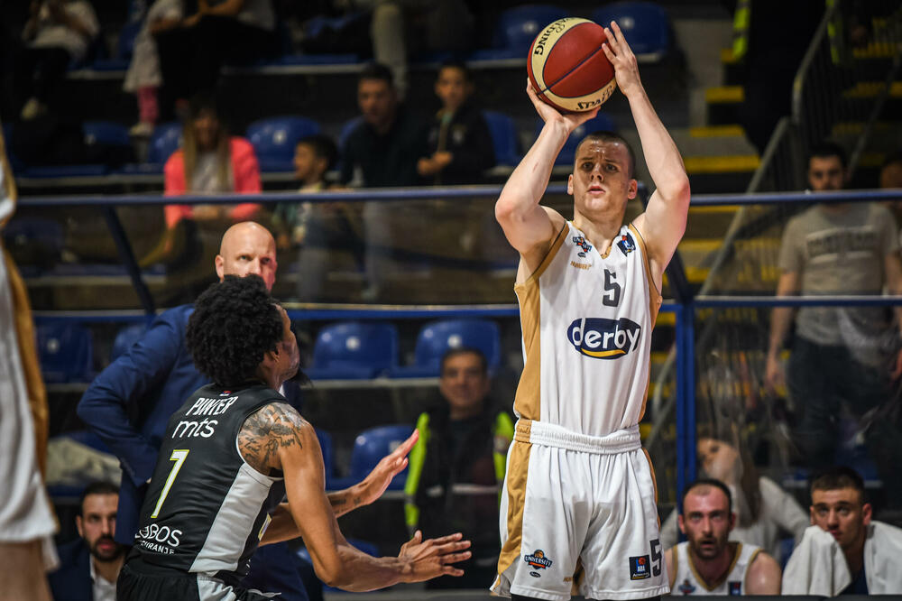 Danilo Ivanović daje trojku preko Kevina Pantera, Foto: KK Partizan/Dragana Stjepanović