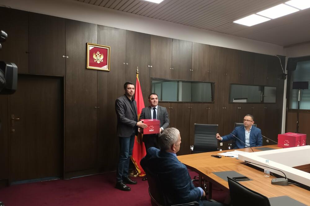 Sa predaje liste: Predsjednik DIK Nikola Mugoša i Đurašković, Foto: Danijela Lasica